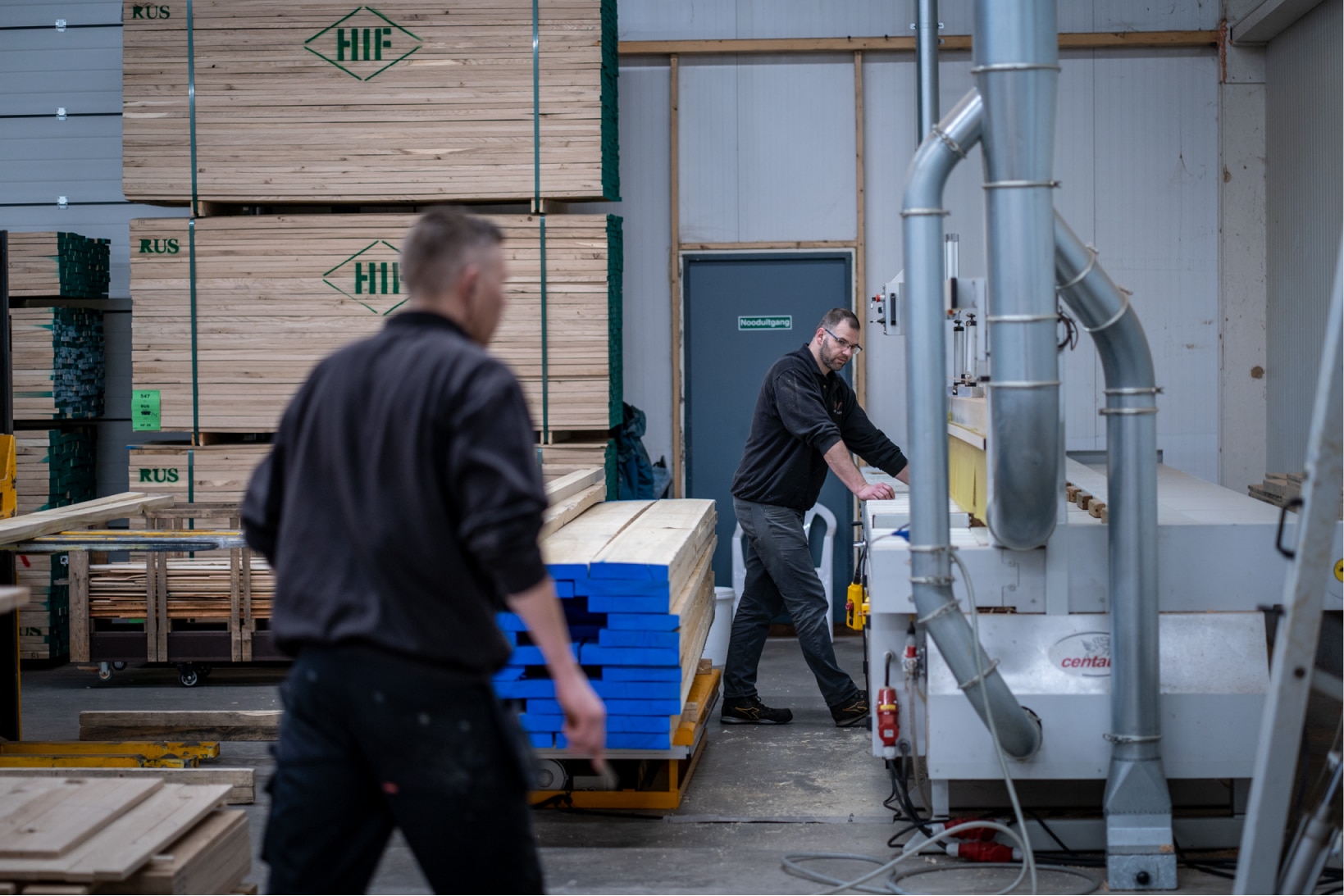 Maatwerk houten traptreden in productie